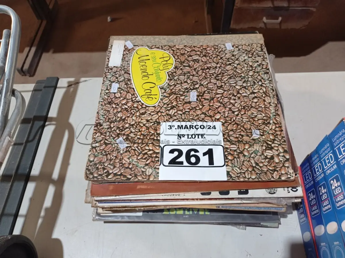 LOTE 261 - 01 LOTE COM VÁRIOS DISCOS DE VINIL. (NO ESTADO) ATENÇÃO! FAZER A VISITAÇÃO ANTES DE ARREMATAR, NÃO SABEMOS SE FUNCIONA. LEILÃO NÃO TEM GARANTIA E NEM DEVOLUÇÃO, SUJEITO A POSSÍVEIS AVARIAS VISÍVEIS/OCULTAS E/OU AUSÊNCIA DE COMPONENTES.