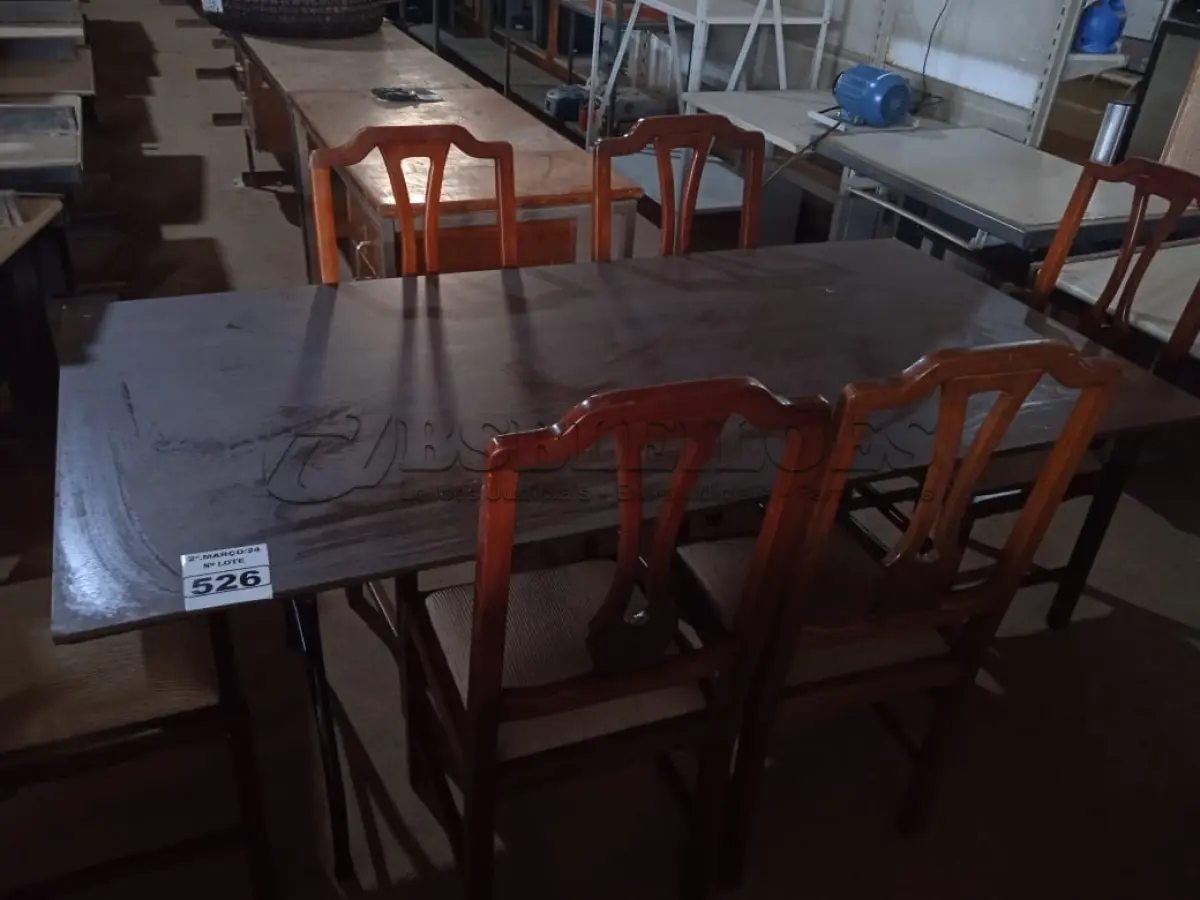 LOTE 526 - 1 MESA C/ 06 CADEIRAS BASE DE FERRO DOBRÁVEL E TAMPO EM MADEIRA. (NO ESTADO) ATENÇÃO! FAZER A VISITAÇÃO ANTES DE ARREMATAR, NÃO SABEMOS SE FUNCIONA. LEILÃO NÃO TEM GARANTIA E NEM DEVOLUÇÃO, SUJEITO A POSSÍVEIS AVARIAS VISÍVEIS/OCULTAS E/OU AUSÊNCIA DE COMPONENTES.