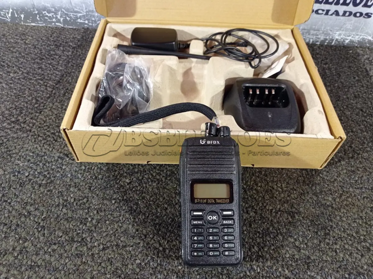 LOTE 061 - 01 RÁDIO COMUNICADOR. (NO ESTADO) ATENÇÃO! FAZER A VISITAÇÃO ANTES DE ARREMATAR, NÃO SABEMOS SE FUNCIONA. LEILÃO NÃO TEM GARANTIA E NEM DEVOLUÇÃO, SUJEITO A POSSÍVEIS AVARIAS VISÍVEIS/OCULTAS E/OU AUSÊNCIA DE COMPONENTES.