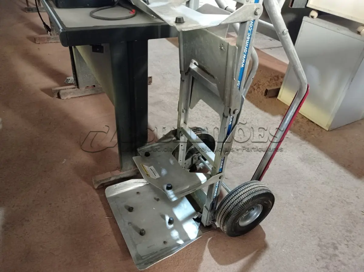 LOTE 242 - 01 CARRINHO PARA TRANSPORTE DE CARGAS. (NO ESTADO) ATENÇÃO! FAZER A VISITAÇÃO ANTES DE ARREMATAR, NÃO SABEMOS SE FUNCIONA. LEILÃO NÃO TEM GARANTIA E NEM DEVOLUÇÃO, SUJEITO A POSSÍVEIS AVARIAS VISÍVEIS/OCULTAS E/OU AUSÊNCIA DE COMPONENTES.