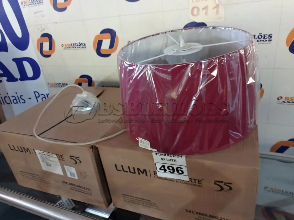 LOTE 496 - 02 LUMINÁRIAS PENDENTE SÃO PAULO. (NO ESTADO) ATENÇÃO! FAZER A VISITAÇÃO ANTES DE ARREMATAR, NÃO SABEMOS SE FUNCIONA. LEILÃO NÃO TEM GARANTIA E NEM DEVOLUÇÃO, SUJEITO A POSSÍVEIS AVARIAS VISÍVEIS/OCULTAS E/OU AUSÊNCIA DE COMPONENTES.