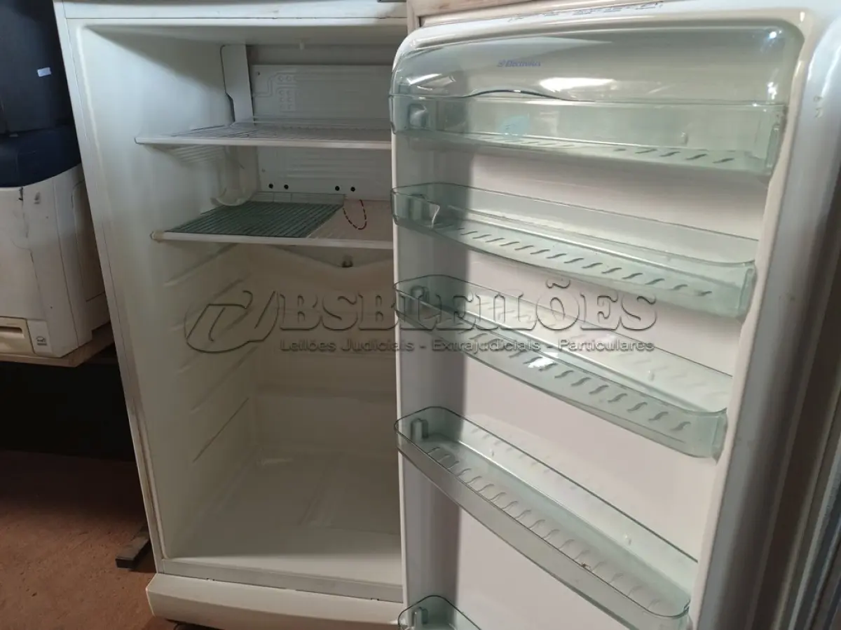 LOTE 303 - 01 GELADEIRA MARCA ELECTROLUX 220V. (NO ESTADO) ATENÇÃO! FAZER A VISITAÇÃO ANTES DE ARREMATAR, NÃO SABEMOS SE FUNCIONA. LEILÃO NÃO TEM GARANTIA E NEM DEVOLUÇÃO, SUJEITO A POSSÍVEIS AVARIAS VISÍVEIS/OCULTAS E/OU AUSÊNCIA DE COMPONENTES.