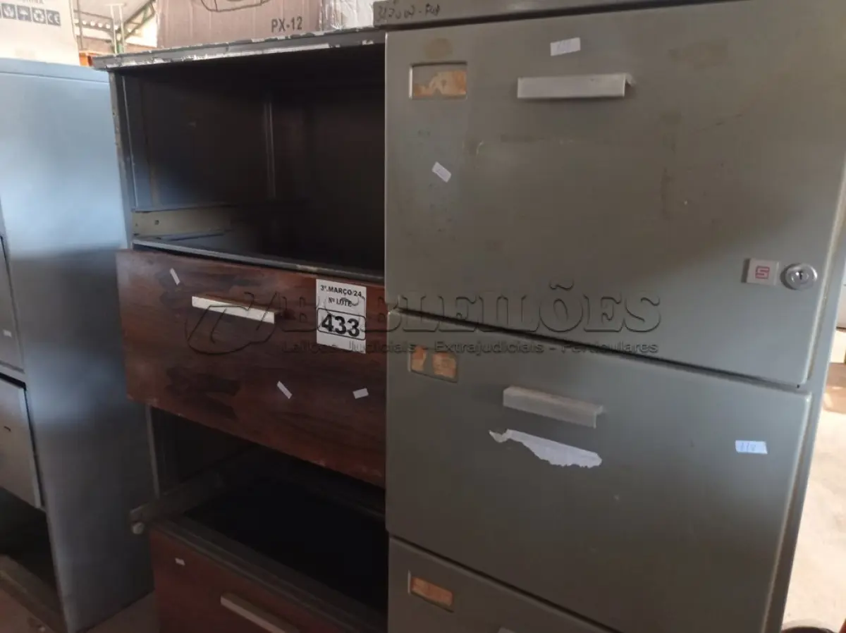 LOTE 433 - 01 ARMÁRIO DE AÇO COM 02 GAVETAS E 01 ARQUIVO DE AÇO COM 04 GAVETAS.  (NO ESTADO) ATENÇÃO! FAZER A VISITAÇÃO ANTES DE ARREMATAR, NÃO SABEMOS SE FUNCIONA. LEILÃO NÃO TEM GARANTIA E NEM DEVOLUÇÃO, SUJEITO A POSSÍVEIS AVARIAS VISÍVEIS/OCULTAS E/OU AUSÊNCIA DE COMPONENTES.