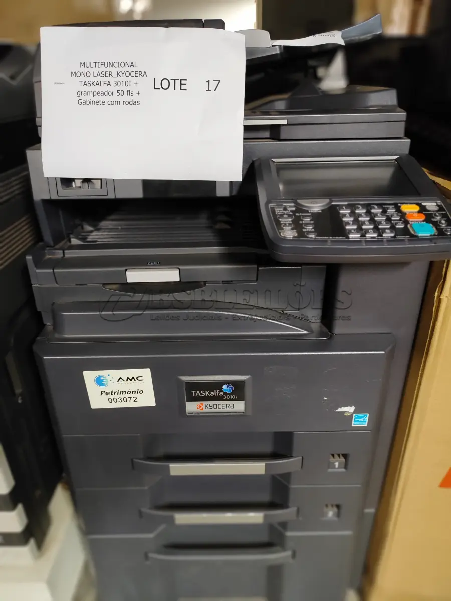 LOTE 017 - 03 MULTIFUNCIONAL MONO LASER_KYOCERA TASKALFA 3010I + GRAMPEADOR 50 FLS + GABINETE COM RODAS (NO ESTADO)