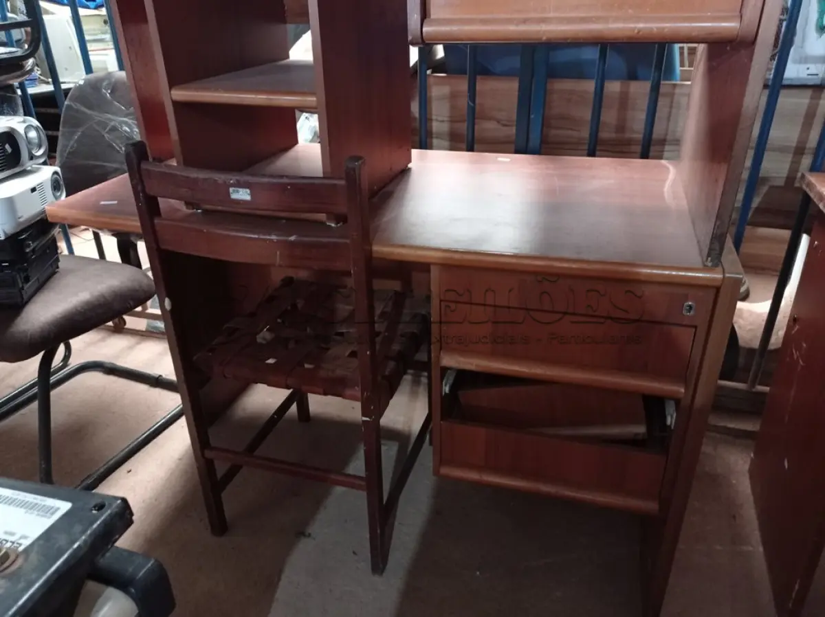 LOTE 416 - 02 MESAS E 05 CADEIRAS EM MADEIRA. (NO ESTADO) ATENÇÃO! FAZER A VISITAÇÃO ANTES DE ARREMATAR, NÃO SABEMOS SE FUNCIONA. LEILÃO NÃO TEM GARANTIA E NEM DEVOLUÇÃO, SUJEITO A POSSÍVEIS AVARIAS VISÍVEIS/OCULTAS E/OU AUSÊNCIA DE COMPONENTES.