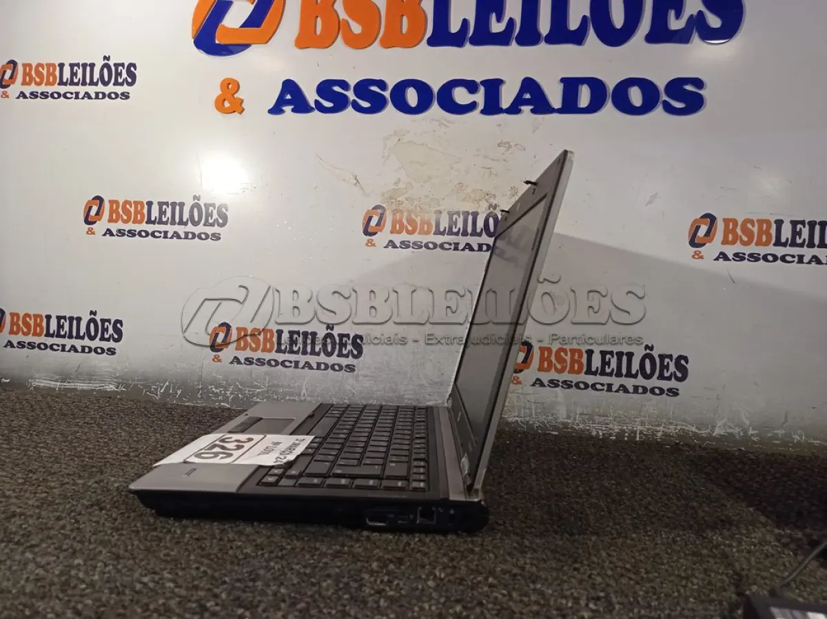 LOTE 326 - 01 NOTEBOOK MARCA HP. (NO ESTADO) ATENÇÃO! FAZER A VISITAÇÃO ANTES DE ARREMATAR, NÃO SABEMOS SE FUNCIONA. LEILÃO NÃO TEM GARANTIA E NEM DEVOLUÇÃO, SUJEITO A POSSÍVEIS AVARIAS VISÍVEIS/OCULTAS E/OU AUSÊNCIA DE COMPONENTES.