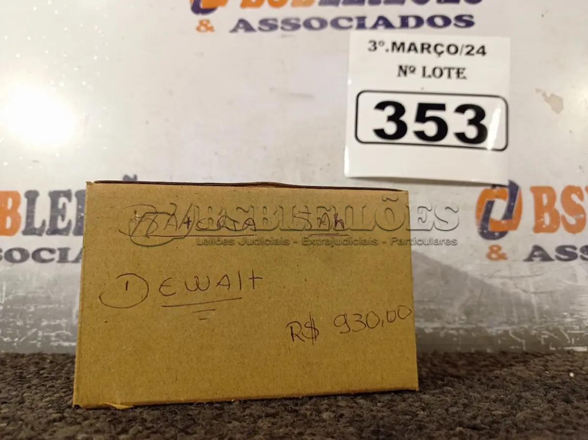 LOTE 353 - 01 BATERIA 20V DE 5AH MARCA DEWALT. (NOVO). (NO ESTADO) ATENÇÃO! FAZER A VISITAÇÃO ANTES DE ARREMATAR, NÃO SABEMOS SE FUNCIONA. LEILÃO NÃO TEM GARANTIA E NEM DEVOLUÇÃO, SUJEITO A POSSÍVEIS AVARIAS VISÍVEIS/OCULTAS E/OU AUSÊNCIA DE COMPONENTES.