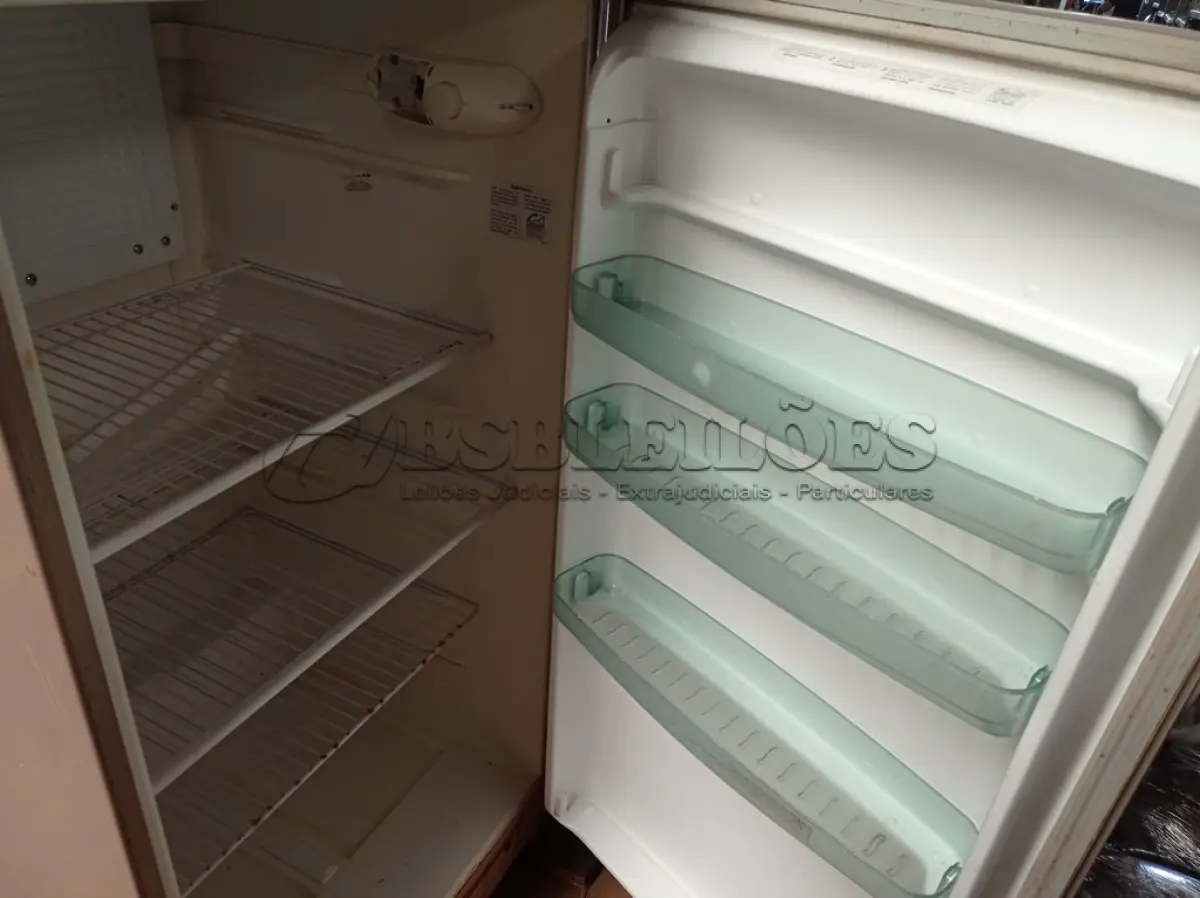 LOTE 422 - 01 GELADEIRA MARCA ELECTROLUX 220V. (NO ESTADO) ATENÇÃO! FAZER A VISITAÇÃO ANTES DE ARREMATAR, NÃO SABEMOS SE FUNCIONA. LEILÃO NÃO TEM GARANTIA E NEM DEVOLUÇÃO, SUJEITO A POSSÍVEIS AVARIAS VISÍVEIS/OCULTAS E/OU AUSÊNCIA DE COMPONENTES.