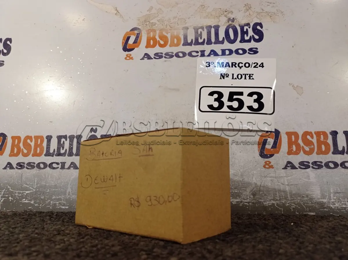LOTE 353 - 01 BATERIA 20V DE 5AH MARCA DEWALT. (NOVO). (NO ESTADO) ATENÇÃO! FAZER A VISITAÇÃO ANTES DE ARREMATAR, NÃO SABEMOS SE FUNCIONA. LEILÃO NÃO TEM GARANTIA E NEM DEVOLUÇÃO, SUJEITO A POSSÍVEIS AVARIAS VISÍVEIS/OCULTAS E/OU AUSÊNCIA DE COMPONENTES.