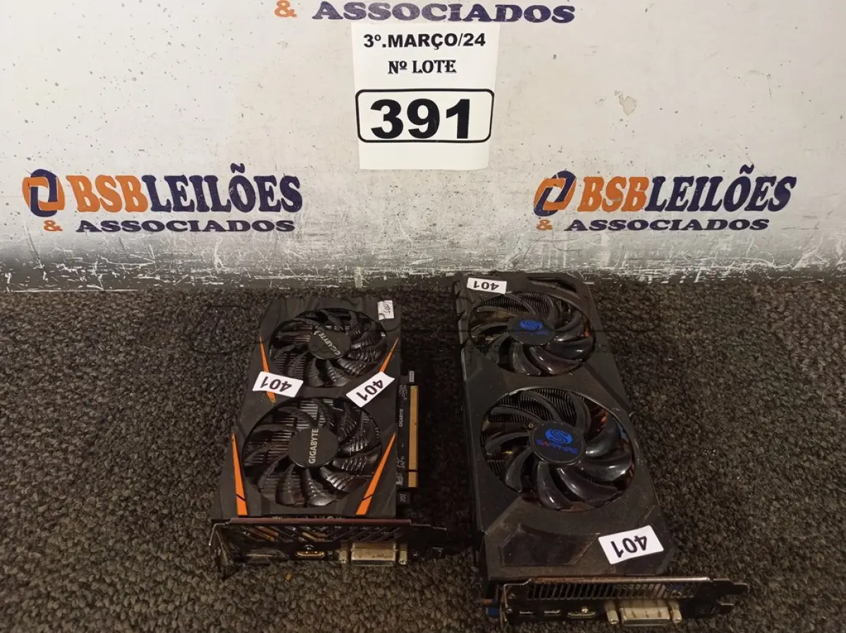 LOTE 391 - 02 PLACAS DE VÍDEO MARCAS E MODELOS DIVERSOS. (NO ESTADO) ATENÇÃO! FAZER A VISITAÇÃO ANTES DE ARREMATAR, NÃO SABEMOS SE FUNCIONA. LEILÃO NÃO TEM GARANTIA E NEM DEVOLUÇÃO, SUJEITO A POSSÍVEIS AVARIAS VISÍVEIS/OCULTAS E/OU AUSÊNCIA DE COMPONENTES.