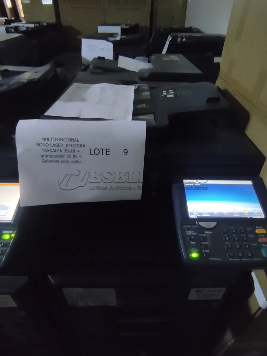 LOTE 009 - 02 MULTIFUNCIONAL MONO LASER_KYOCERA TASKALFA 3010I + GRAMPEADOR 50 FLS + GABINETE COM RODAS (NO ESTADO)