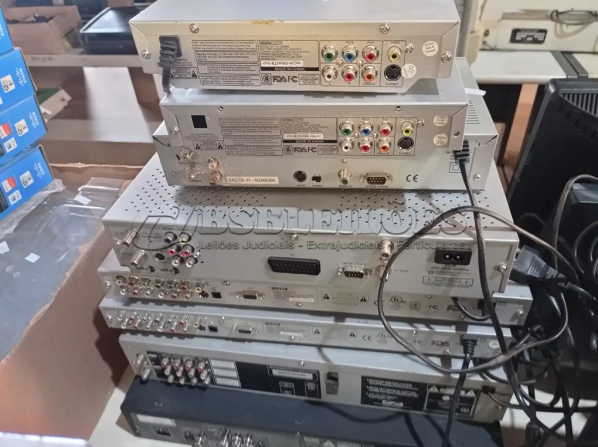 LOTE 312 - 05 APARELHOS DE DVD, 02 RECEPTORES DIGITAL E 01 VIDEOCASSETE MARCAS E MODELOS DIVERSOS PARA RETIRADA DE PEÇAS. (NO ESTADO) ATENÇÃO! FAZER A VISITAÇÃO ANTES DE ARREMATAR, NÃO SABEMOS SE FUNCIONA. LEILÃO NÃO TEM GARANTIA E NEM DEVOLUÇÃO, SUJEITO A POSSÍVEIS AVARIAS VISÍVEIS/OCULTAS E/OU AUSÊNCIA DE COMPONENTES.