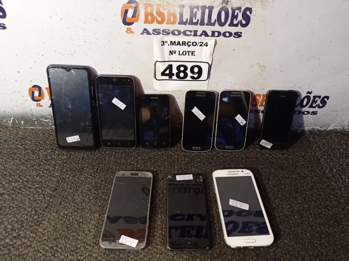 LOTE 489 - 08 CELULARES MARCAS E MODELOS DIVERSOS PARA RETIRADA DE PEÇAS. (NO ESTADO) ATENÇÃO! FAZER A VISITAÇÃO ANTES DE ARREMATAR, NÃO SABEMOS SE FUNCIONA. LEILÃO NÃO TEM GARANTIA E NEM DEVOLUÇÃO, SUJEITO A POSSÍVEIS AVARIAS VISÍVEIS/OCULTAS E/OU AUSÊNCIA DE COMPONENTES.