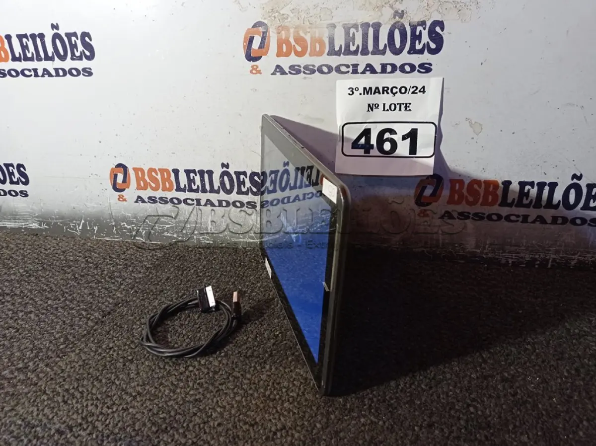 LOTE 461 - 01 TABLET MARCA SAMSUNG COM CABO. (NO ESTADO) ATENÇÃO! FAZER A VISITAÇÃO ANTES DE ARREMATAR, NÃO SABEMOS SE FUNCIONA. LEILÃO NÃO TEM GARANTIA E NEM DEVOLUÇÃO, SUJEITO A POSSÍVEIS AVARIAS VISÍVEIS/OCULTAS E/OU AUSÊNCIA DE COMPONENTES.