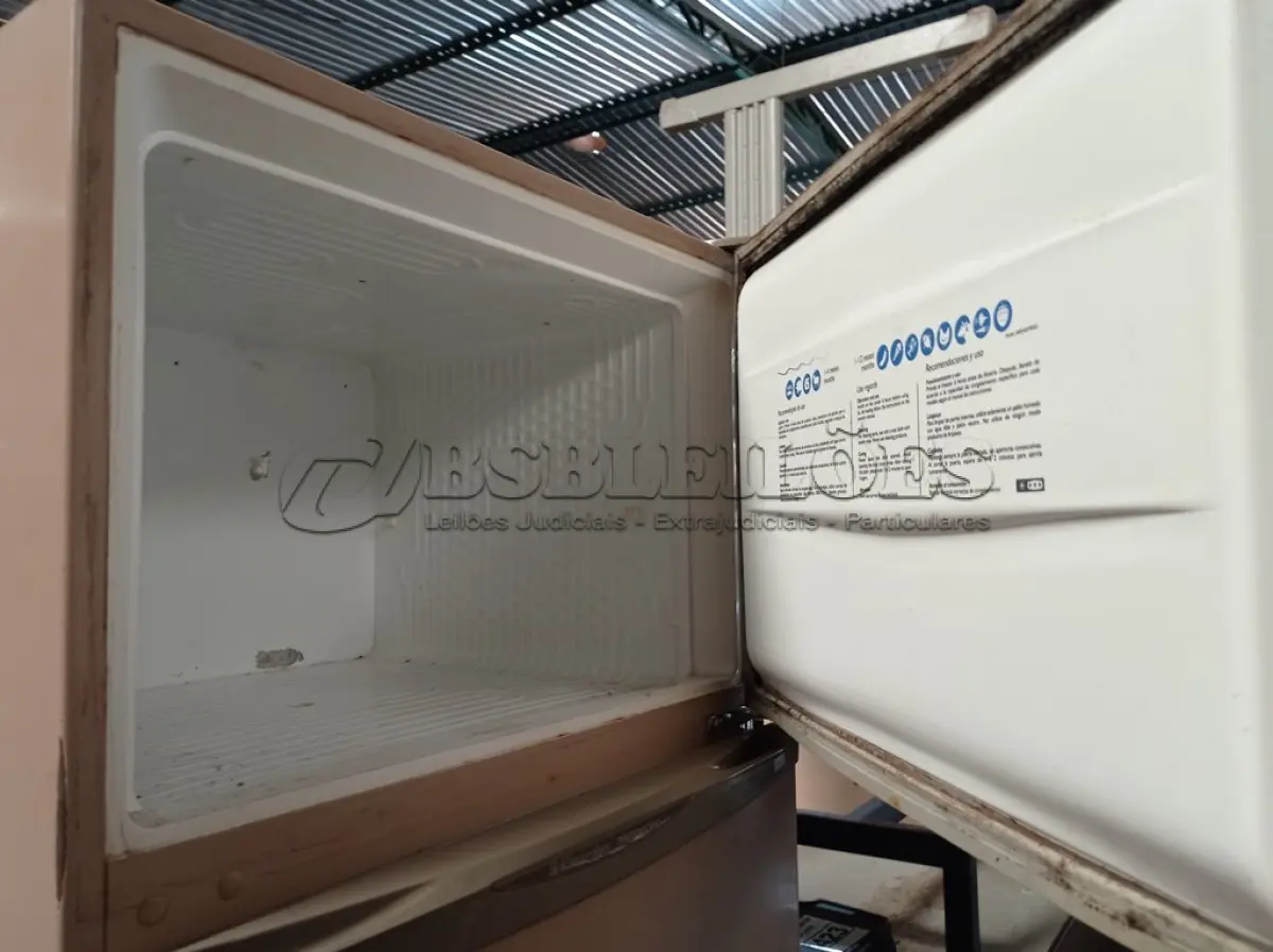LOTE 422 - 01 GELADEIRA MARCA ELECTROLUX 220V. (NO ESTADO) ATENÇÃO! FAZER A VISITAÇÃO ANTES DE ARREMATAR, NÃO SABEMOS SE FUNCIONA. LEILÃO NÃO TEM GARANTIA E NEM DEVOLUÇÃO, SUJEITO A POSSÍVEIS AVARIAS VISÍVEIS/OCULTAS E/OU AUSÊNCIA DE COMPONENTES.
