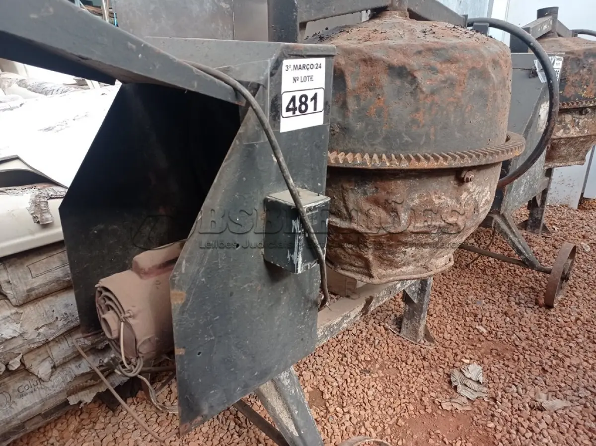 LOTE 481 - 01 BETONEIRA. (NO ESTADO) ATENÇÃO! FAZER A VISITAÇÃO ANTES DE ARREMATAR, NÃO SABEMOS SE FUNCIONA. LEILÃO NÃO TEM GARANTIA E NEM DEVOLUÇÃO, SUJEITO A POSSÍVEIS AVARIAS VISÍVEIS/OCULTAS E/OU AUSÊNCIA DE COMPONENTES.
