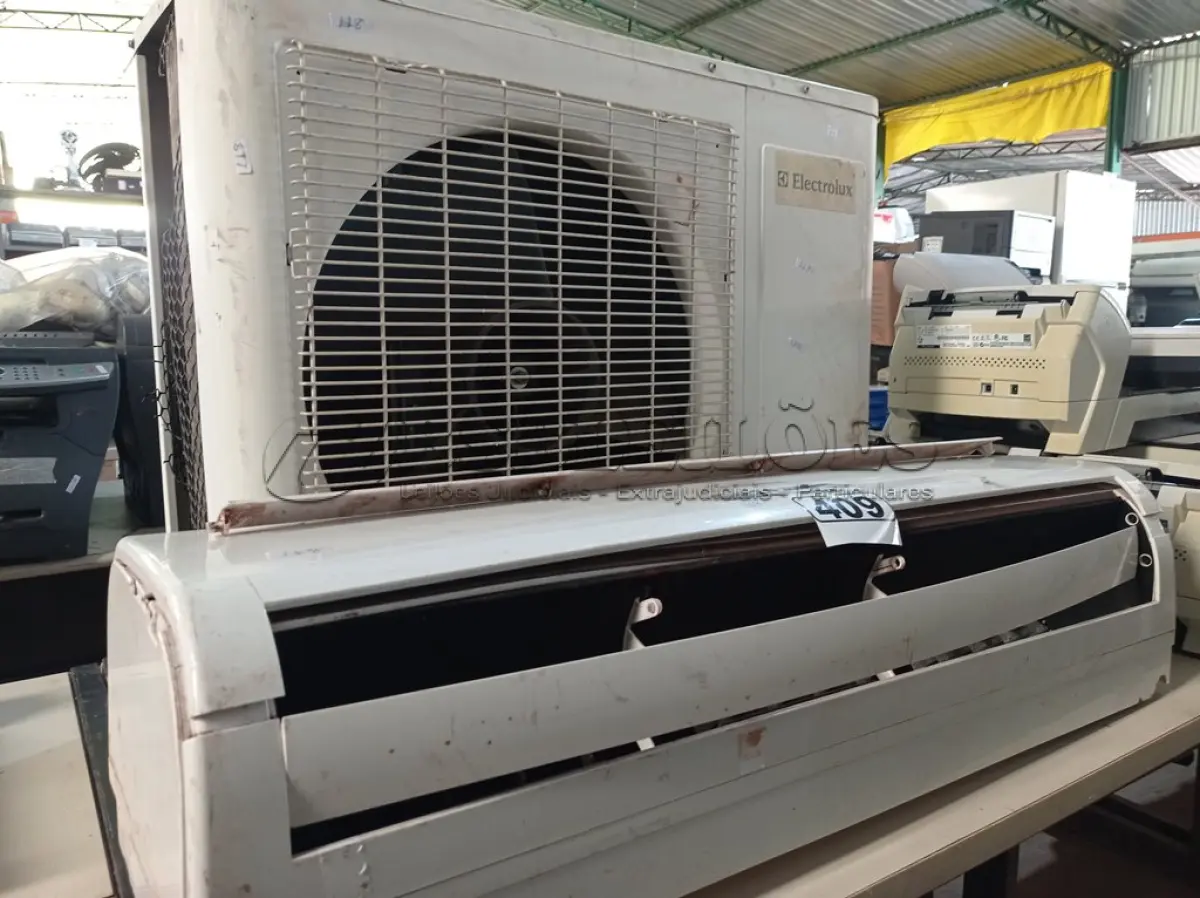 LOTE 409 - 01 AR-CONDICIONADO MARCA ELECTROLUX 18000BTU. (NO ESTADO) ATENÇÃO! FAZER A VISITAÇÃO ANTES DE ARREMATAR, NÃO SABEMOS SE FUNCIONA. LEILÃO NÃO TEM GARANTIA E NEM DEVOLUÇÃO, SUJEITO A POSSÍVEIS AVARIAS VISÍVEIS/OCULTAS E/OU AUSÊNCIA DE COMPONENTES.