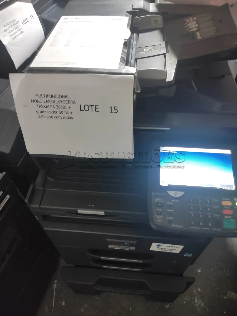 LOTE 015 - 03 MULTIFUNCIONAL MONO LASER_KYOCERA TASKALFA 3010I + GRAMPEADOR 50 FLS + GABINETE COM RODAS (NO ESTADO)