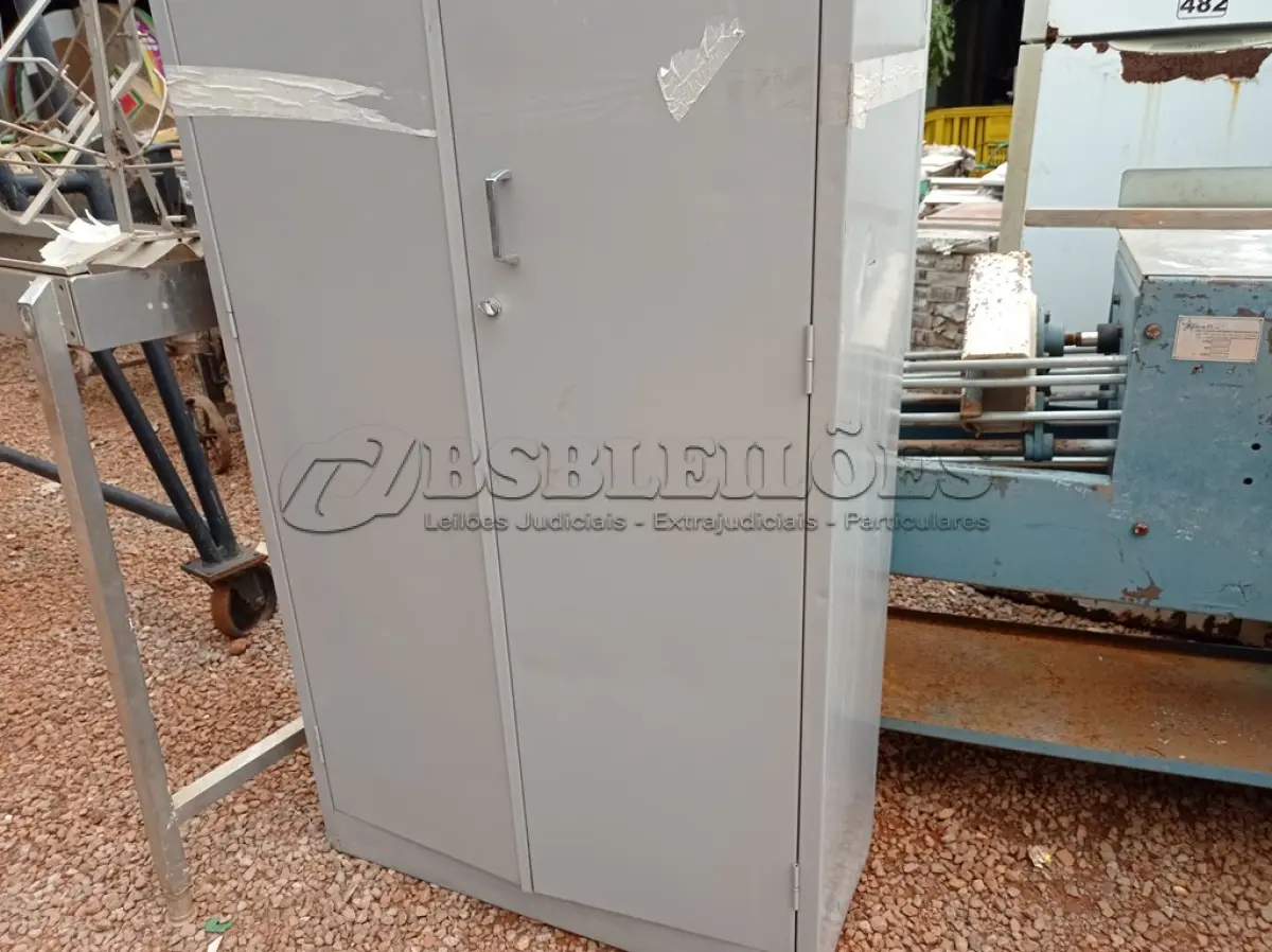 LOTE 477 - 01 ARMÁRIO DE AÇO COM 02 PORTAS. (NO ESTADO) ATENÇÃO! FAZER A VISITAÇÃO ANTES DE ARREMATAR, NÃO SABEMOS SE FUNCIONA. LEILÃO NÃO TEM GARANTIA E NEM DEVOLUÇÃO, SUJEITO A POSSÍVEIS AVARIAS VISÍVEIS/OCULTAS E/OU AUSÊNCIA DE COMPONENTES.