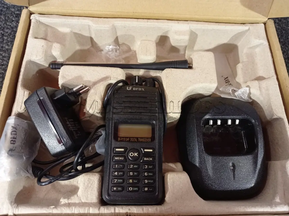 LOTE 337 - 01 RÁDIO COMUNICADOR. (NO ESTADO) ATENÇÃO! FAZER A VISITAÇÃO ANTES DE ARREMATAR, NÃO SABEMOS SE FUNCIONA. LEILÃO NÃO TEM GARANTIA E NEM DEVOLUÇÃO, SUJEITO A POSSÍVEIS AVARIAS VISÍVEIS/OCULTAS E/OU AUSÊNCIA DE COMPONENTES.
