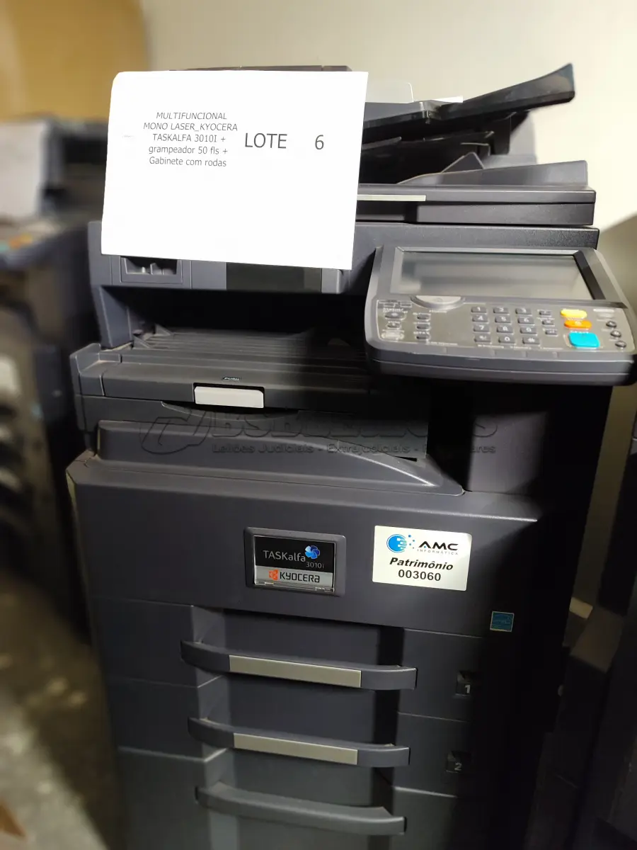 LOTE 006 - 02 MULTIFUNCIONAL MONO LASER_KYOCERA TASKALFA 3010I + GRAMPEADOR 50 FLS + GABINETE COM RODAS (NO ESTADO)