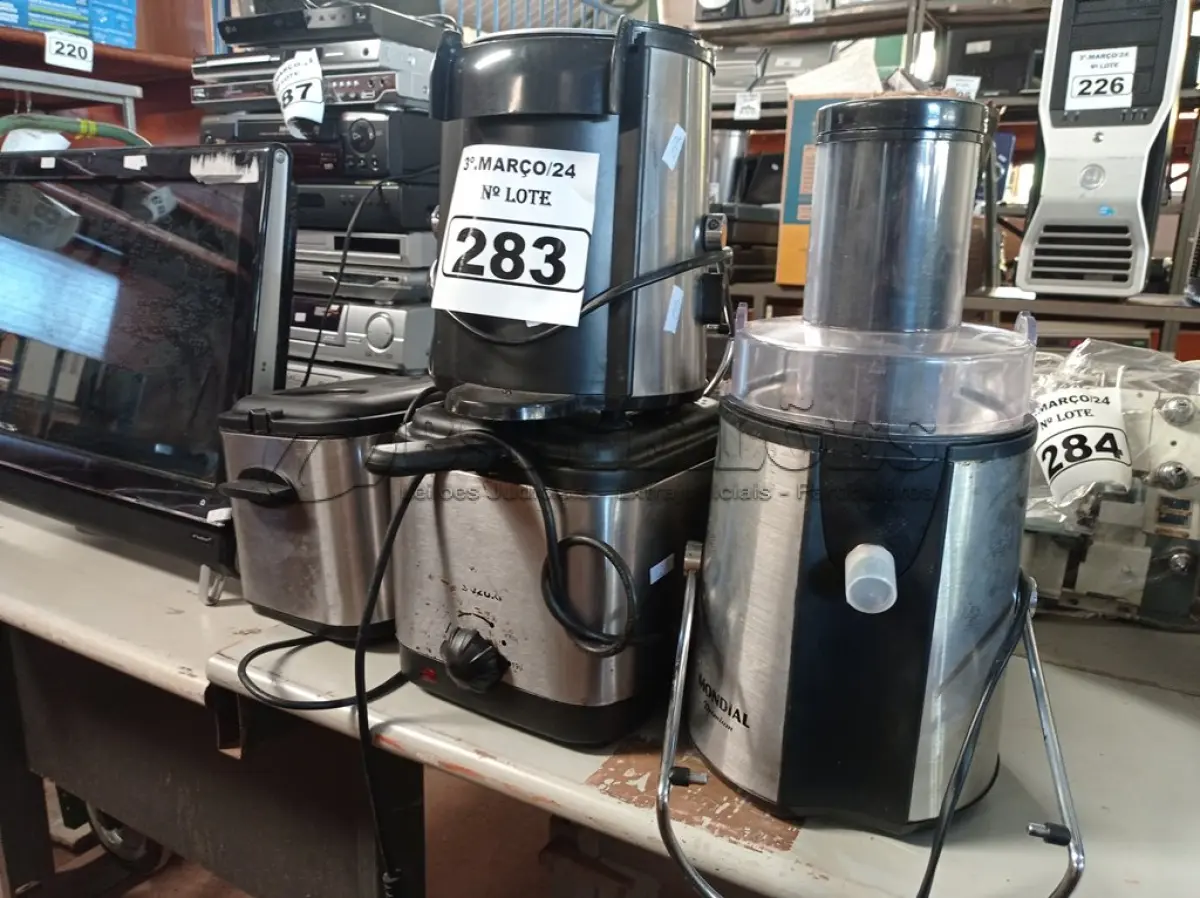 LOTE 283 - 02 JUICER E 02 FRITADEIRAS ELÉTRICAS. (NO ESTADO) ATENÇÃO! FAZER A VISITAÇÃO ANTES DE ARREMATAR, NÃO SABEMOS SE FUNCIONA. LEILÃO NÃO TEM GARANTIA E NEM DEVOLUÇÃO, SUJEITO A POSSÍVEIS AVARIAS VISÍVEIS/OCULTAS E/OU AUSÊNCIA DE COMPONENTES.