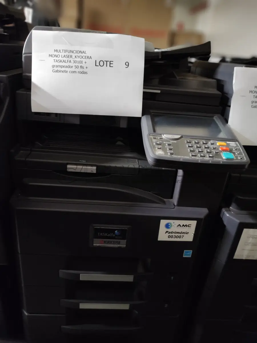 LOTE 009 - 02 MULTIFUNCIONAL MONO LASER_KYOCERA TASKALFA 3010I + GRAMPEADOR 50 FLS + GABINETE COM RODAS (NO ESTADO)