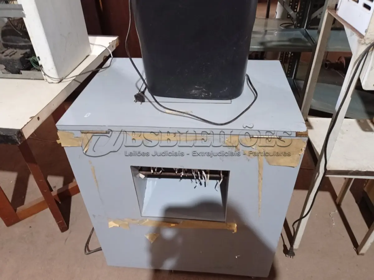 LOTE 437 - 02 FRAGMENTADORAS DE PAPEL MARCAS E MODELOS DIVERSOS. (NO ESTADO) ATENÇÃO! FAZER A VISITAÇÃO ANTES DE ARREMATAR, NÃO SABEMOS SE FUNCIONA. LEILÃO NÃO TEM GARANTIA E NEM DEVOLUÇÃO, SUJEITO A POSSÍVEIS AVARIAS VISÍVEIS/OCULTAS E/OU AUSÊNCIA DE COMPONENTES.
