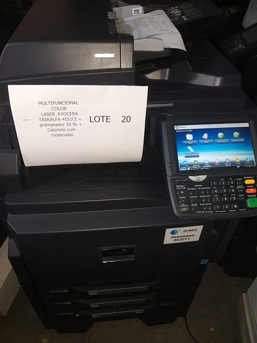 LOTE 020 - 02 MULTIFUNCIONAL COLOR LASER_KYOCERA TASKALFA 4551CI + GRAMPEADOR 50 FLS + GABINETE COM RODASRODAS (NO ESTADO)