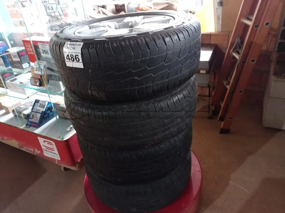 LOTE 486 - 04 RODAS DE LIGA LEVE DA AMAROCK COM PNEUS MEIA VIDA 265/60/18(NO ESTADO) ATENÇÃO! FAZER A VISITAÇÃO ANTES DE ARREMATAR, NÃO SABEMOS SE FUNCIONA. LEILÃO NÃO TEM GARANTIA E NEM DEVOLUÇÃO, SUJEITO A POSSÍVEIS AVARIAS VISÍVEIS/OCULTAS E/OU AUSÊNCIA DE COMPONENTES.