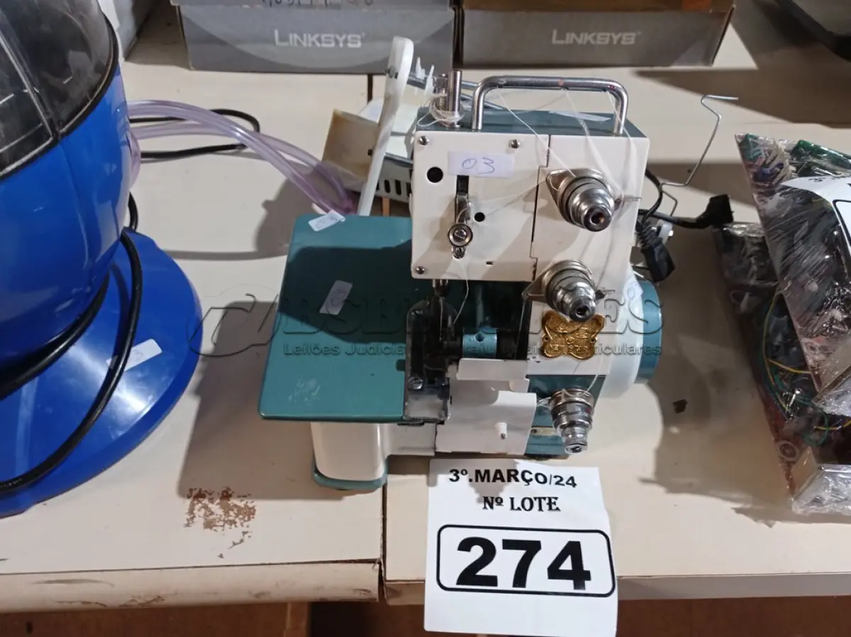 LOTE 274 - 01 MÁQUINA DE COSTURA COM MOTOR. (NO ESTADO) ATENÇÃO! FAZER A VISITAÇÃO ANTES DE ARREMATAR, NÃO SABEMOS SE FUNCIONA. LEILÃO NÃO TEM GARANTIA E NEM DEVOLUÇÃO, SUJEITO A POSSÍVEIS AVARIAS VISÍVEIS/OCULTAS E/OU AUSÊNCIA DE COMPONENTES.