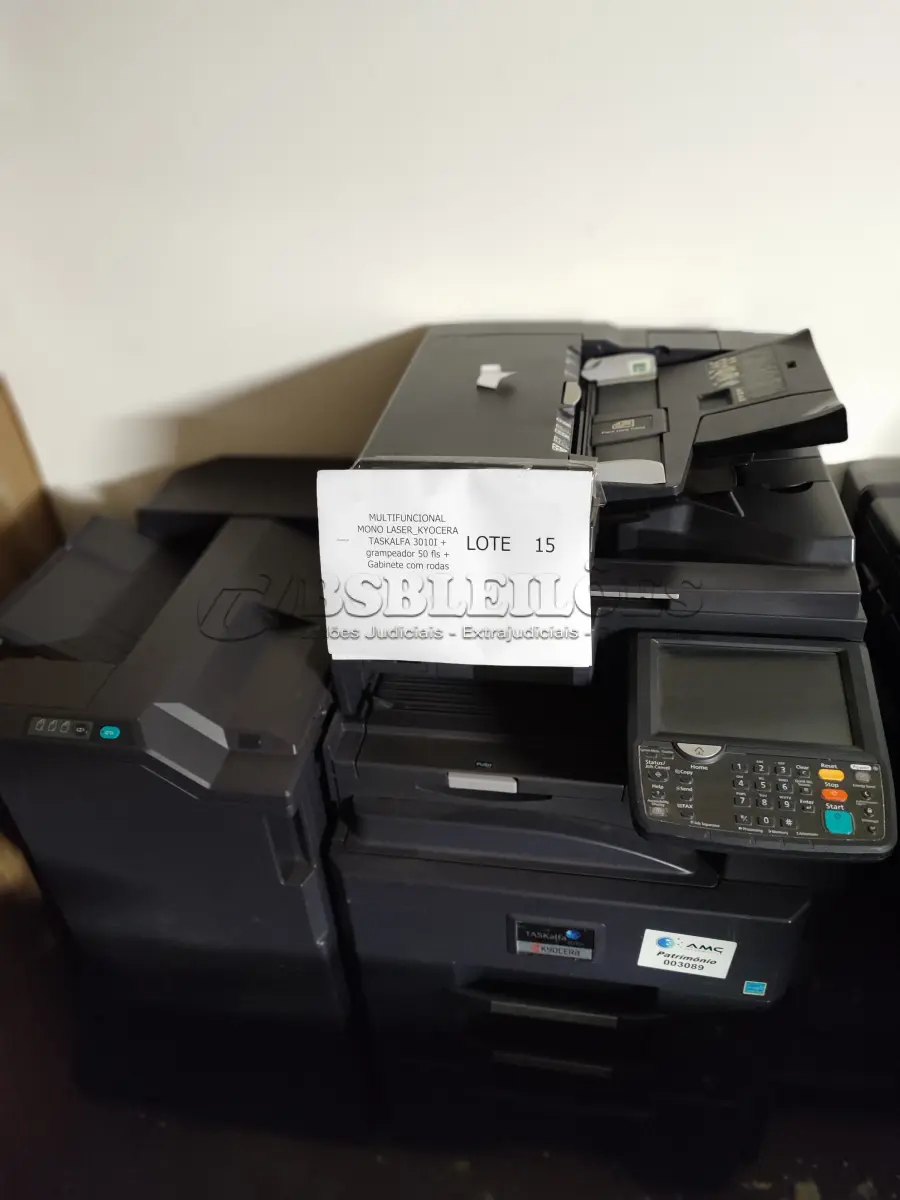 LOTE 015 - 03 MULTIFUNCIONAL MONO LASER_KYOCERA TASKALFA 3010I + GRAMPEADOR 50 FLS + GABINETE COM RODAS (NO ESTADO)