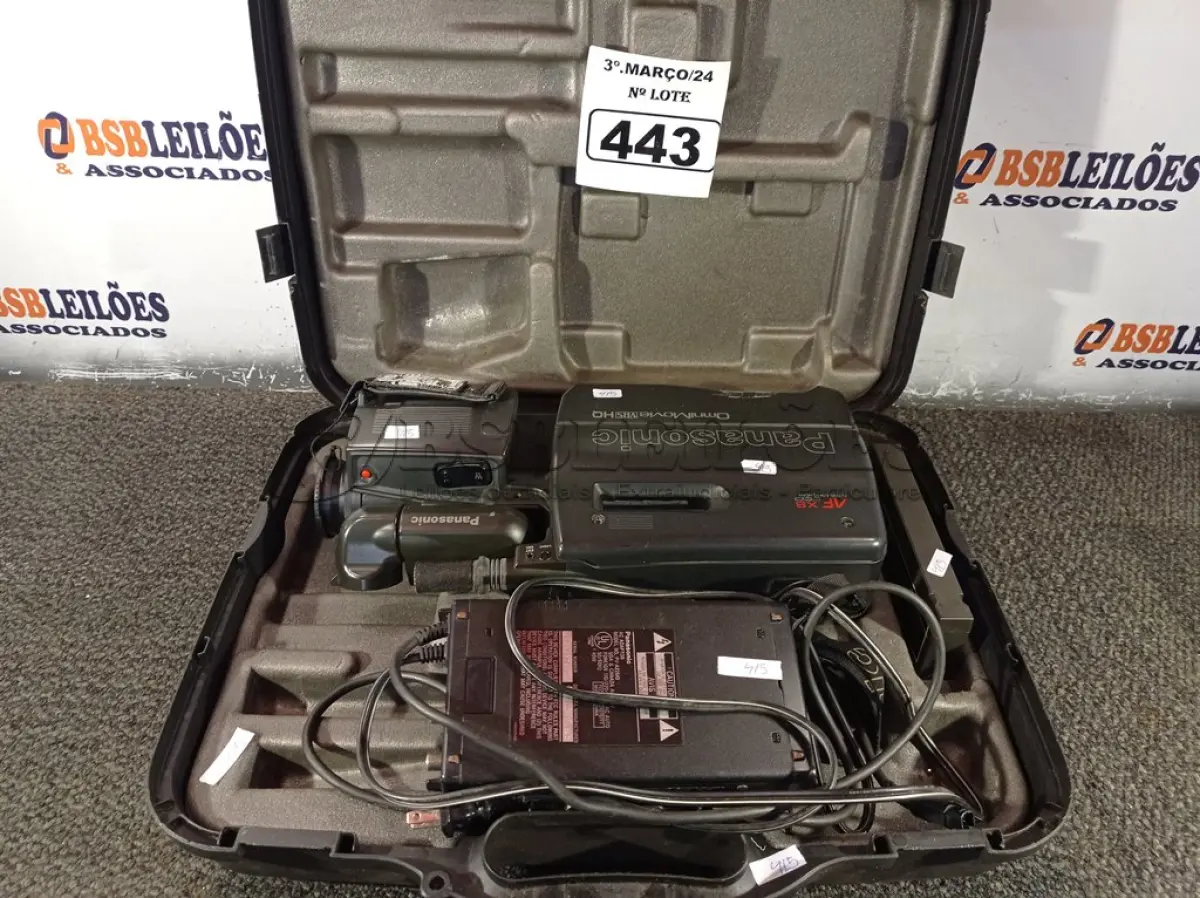 LOTE 443 - 01 FILMADORA MARCA PANASONIC E 01 TRIPÉ PARA MICROFONE. (NO ESTADO) ATENÇÃO! FAZER A VISITAÇÃO ANTES DE ARREMATAR, NÃO SABEMOS SE FUNCIONA. LEILÃO NÃO TEM GARANTIA E NEM DEVOLUÇÃO, SUJEITO A POSSÍVEIS AVARIAS VISÍVEIS/OCULTAS E/OU AUSÊNCIA DE COMPONENTES.