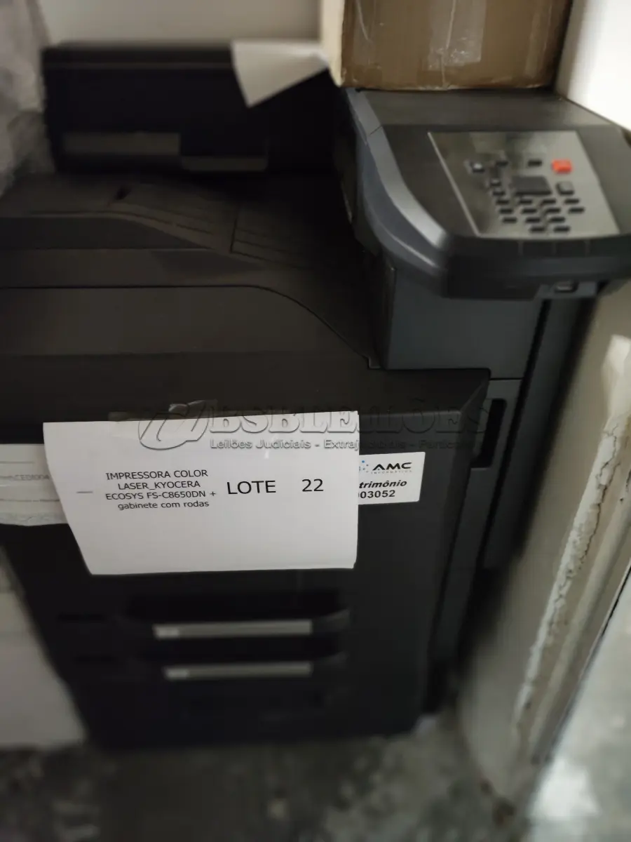 LOTE 022 - 01 IMPRESSORA COLOR LASER_KYOCERA ECOSYS FS-C8650DN + gabinete com rodas (NO ESTADO)