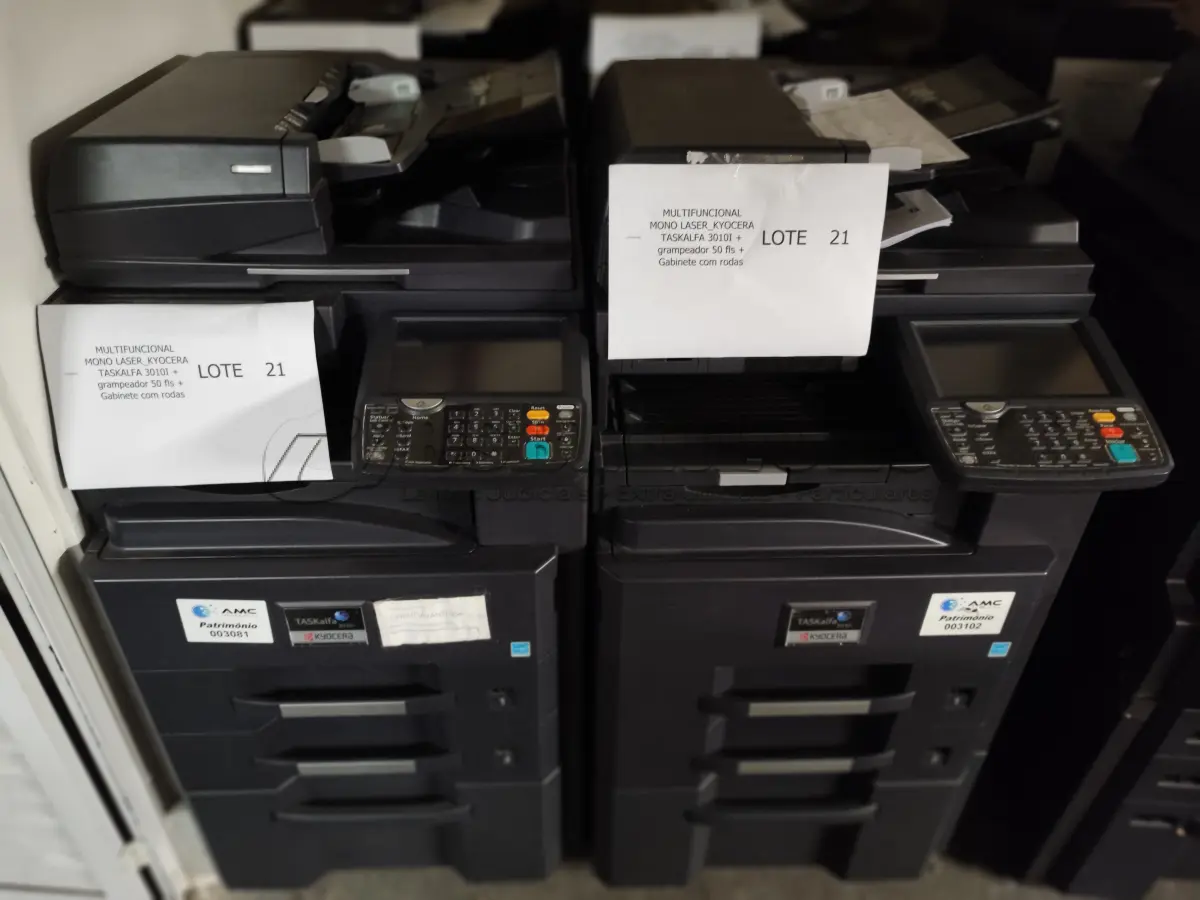 LOTE 021 - 04 MULTIFUNCIONAL MONO LASER_KYOCERA TASKALFA 3010I + GRAMPEADOR 50 FLS + GABINETE COM RODAS (NO ESTADO)