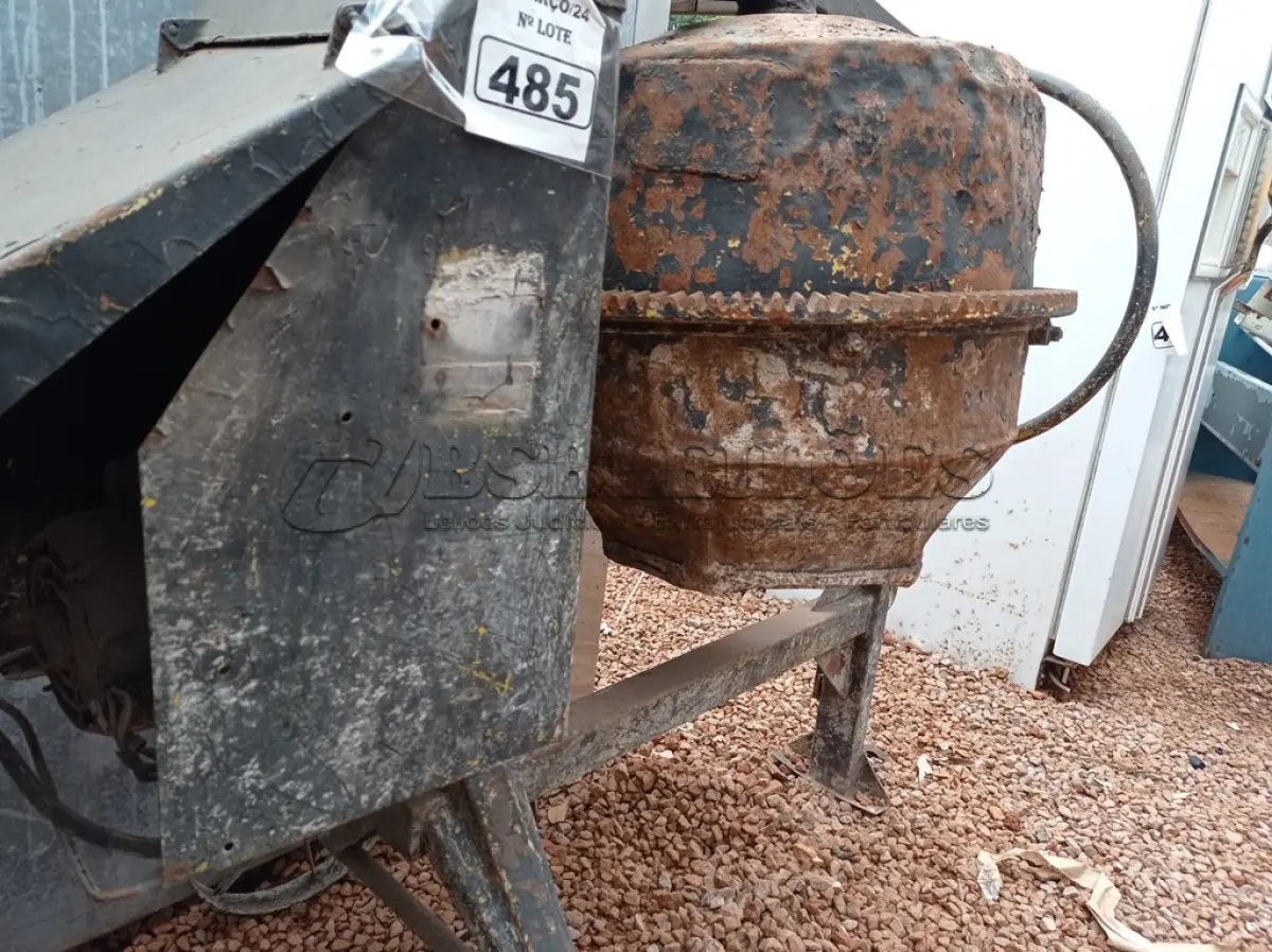LOTE 485 - 01 BETONEIRA. (NO ESTADO) ATENÇÃO! FAZER A VISITAÇÃO ANTES DE ARREMATAR, NÃO SABEMOS SE FUNCIONA. LEILÃO NÃO TEM GARANTIA E NEM DEVOLUÇÃO, SUJEITO A POSSÍVEIS AVARIAS VISÍVEIS/OCULTAS E/OU AUSÊNCIA DE COMPONENTES.