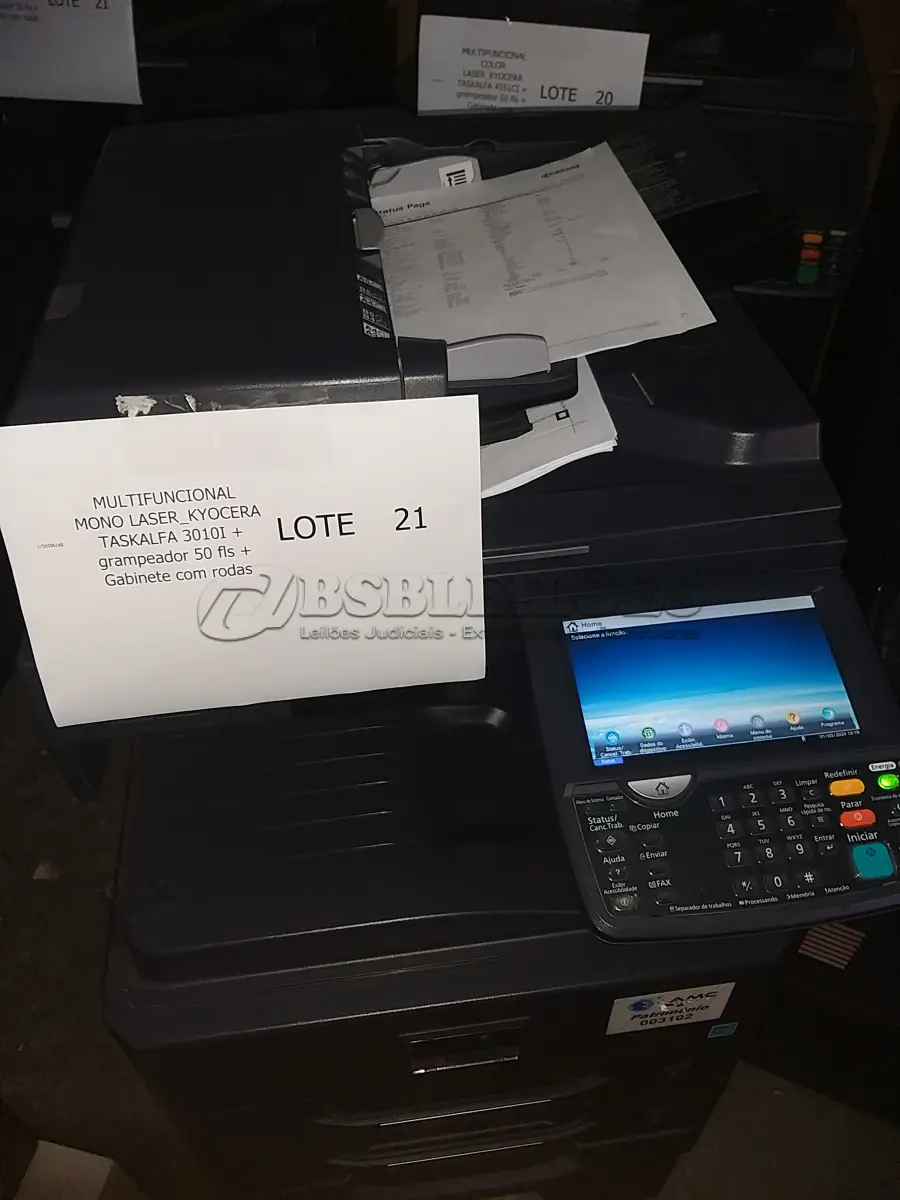 LOTE 021 - 04 MULTIFUNCIONAL MONO LASER_KYOCERA TASKALFA 3010I + GRAMPEADOR 50 FLS + GABINETE COM RODAS (NO ESTADO)