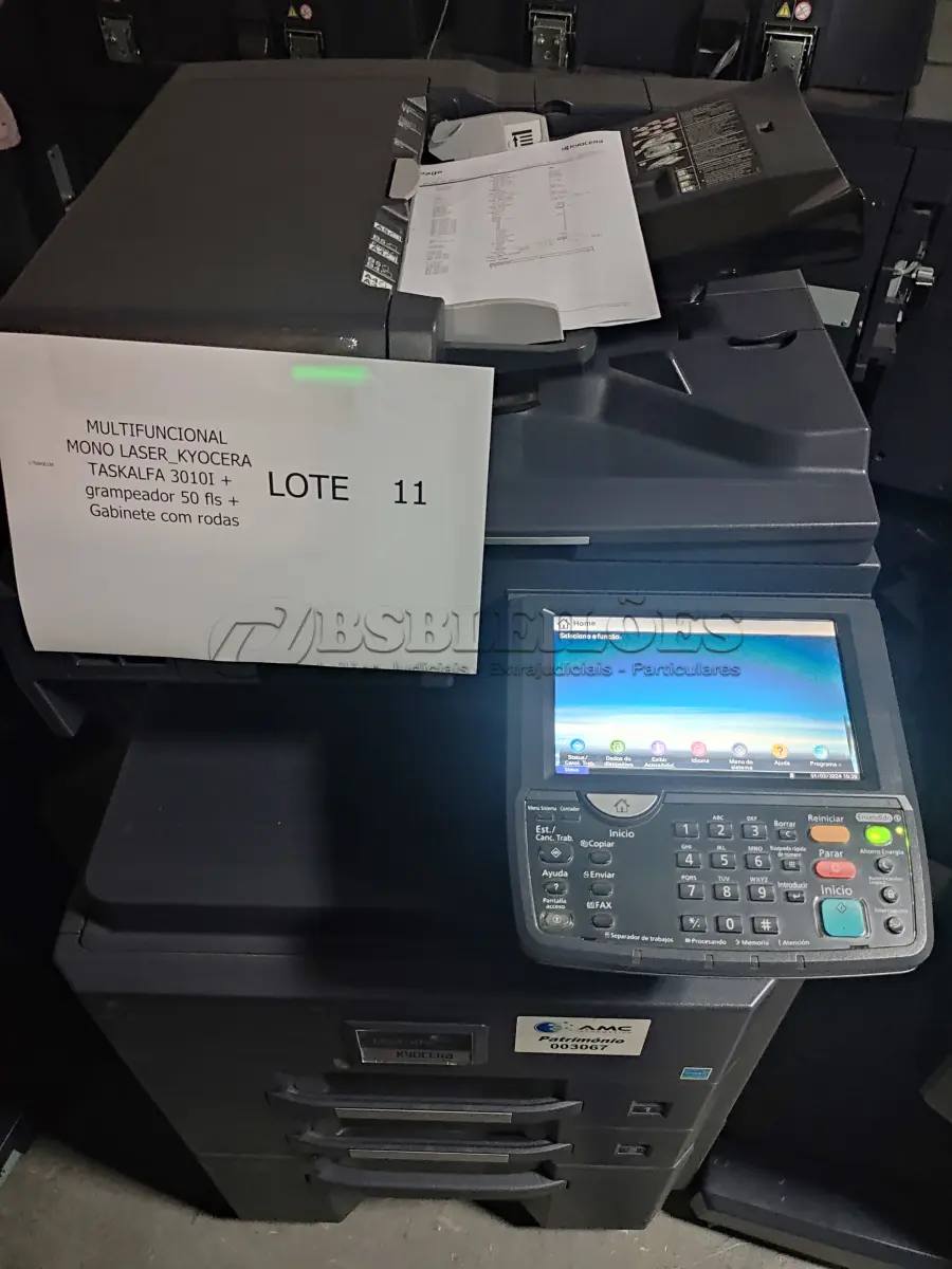 LOTE 011 - 03 MULTIFUNCIONAL MONO LASER_KYOCERA TASKALFA 3010I + GRAMPEADOR 50 FLS + GABINETE COM RODAS (NO ESTADO)