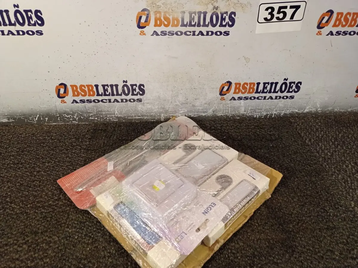 LOTE 357 - 01 POWER BANK, 01 LUMINÁRIA DE LED E 01 MEDIDOR DE PH/UMIDADE. (NO ESTADO) ATENÇÃO! FAZER A VISITAÇÃO ANTES DE ARREMATAR, NÃO SABEMOS SE FUNCIONA. LEILÃO NÃO TEM GARANTIA E NEM DEVOLUÇÃO, SUJEITO A POSSÍVEIS AVARIAS VISÍVEIS/OCULTAS E/OU AUSÊNCIA DE COMPONENTES.