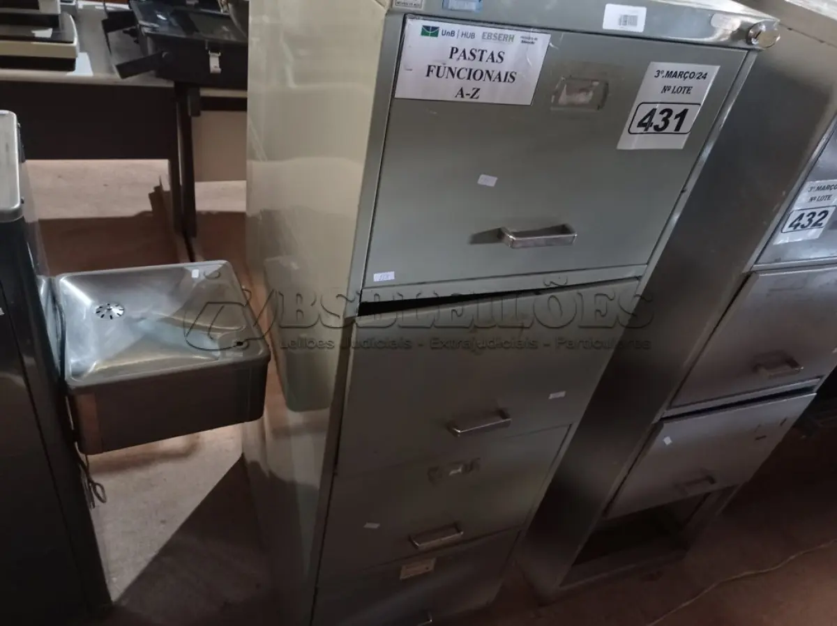 LOTE 431 - 01 ARQUIVO DE AÇO COM 04 GAVETAS. (NO ESTADO) ATENÇÃO! FAZER A VISITAÇÃO ANTES DE ARREMATAR, NÃO SABEMOS SE FUNCIONA. LEILÃO NÃO TEM GARANTIA E NEM DEVOLUÇÃO, SUJEITO A POSSÍVEIS AVARIAS VISÍVEIS/OCULTAS E/OU AUSÊNCIA DE COMPONENTES.