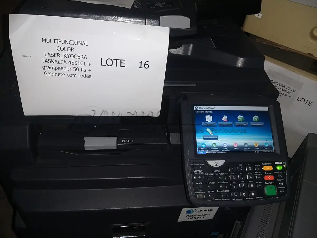 LOTE 016 - 01 MULTIFUNCIONAL MONO LASER_KYOCERA TASKALFA 3010I + GRAMPEADOR 50 FLS + GABINETE COM RODAS, 01 MULTIFUNCIONAL COLOR LASER_KYOCERA TASKALFA 4551CI + GRAMPEADOR 50 FLS + GABINETE COM RODAS (NO ESTADO)