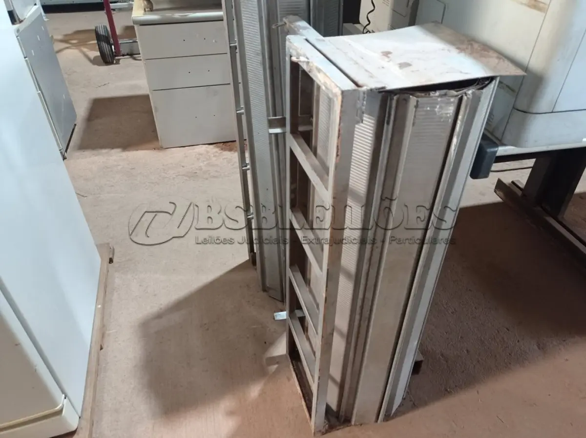 LOTE 304 - 02 PORTAS DE ENROLAR SENDO 01 COM 0,86CM E OUTRA COM 1,30M DE LARGURA. (NO ESTADO) ATENÇÃO! FAZER A VISITAÇÃO ANTES DE ARREMATAR, NÃO SABEMOS SE FUNCIONA. LEILÃO NÃO TEM GARANTIA E NEM DEVOLUÇÃO, SUJEITO A POSSÍVEIS AVARIAS VISÍVEIS/OCULTAS E/OU AUSÊNCIA DE COMPONENTES.