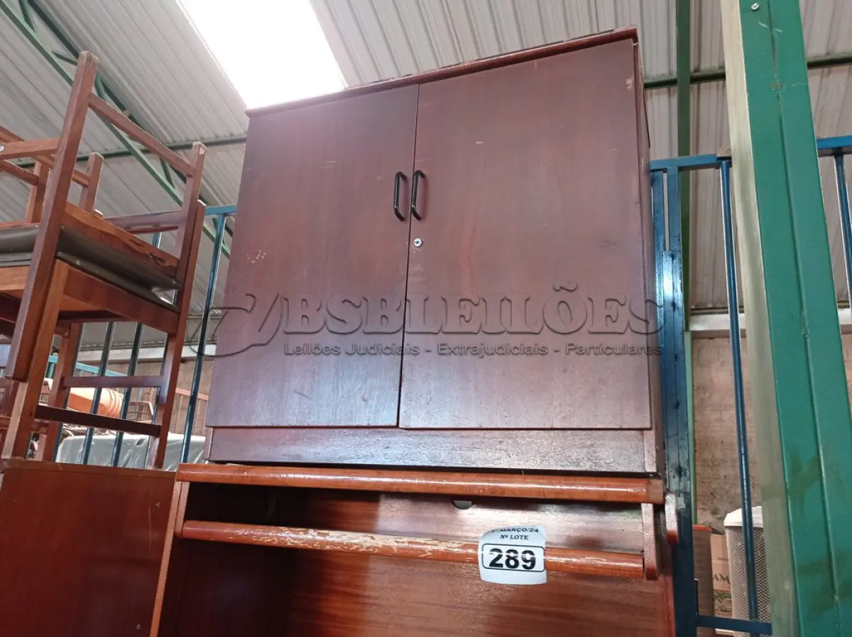 LOTE 289 - 01 ARMÁRIO BAIXO E 02 MESAS EM MADEIRA. (NO ESTADO) ATENÇÃO! FAZER A VISITAÇÃO ANTES DE ARREMATAR, NÃO SABEMOS SE FUNCIONA. LEILÃO NÃO TEM GARANTIA E NEM DEVOLUÇÃO, SUJEITO A POSSÍVEIS AVARIAS VISÍVEIS/OCULTAS E/OU AUSÊNCIA DE COMPONENTES.