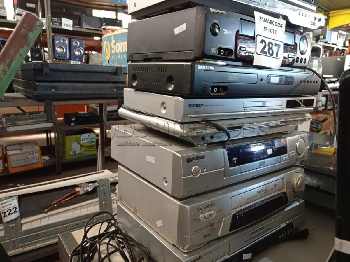 LOTE 287 - 07 APARELHOS DE DVD E 03 VIDEOCASSETES MARCAS E MODELOS DIVERSOS. (NO ESTADO) ATENÇÃO! FAZER A VISITAÇÃO ANTES DE ARREMATAR, NÃO SABEMOS SE FUNCIONA. LEILÃO NÃO TEM GARANTIA E NEM DEVOLUÇÃO, SUJEITO A POSSÍVEIS AVARIAS VISÍVEIS/OCULTAS E/OU AUSÊNCIA DE COMPONENTES.