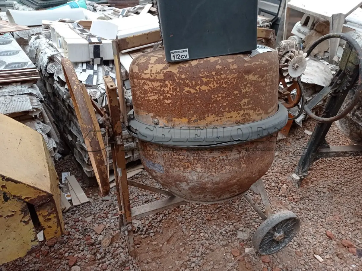 LOTE 483 - 01 BETONEIRA. (NO ESTADO) ATENÇÃO! FAZER A VISITAÇÃO ANTES DE ARREMATAR, NÃO SABEMOS SE FUNCIONA. LEILÃO NÃO TEM GARANTIA E NEM DEVOLUÇÃO, SUJEITO A POSSÍVEIS AVARIAS VISÍVEIS/OCULTAS E/OU AUSÊNCIA DE COMPONENTES.