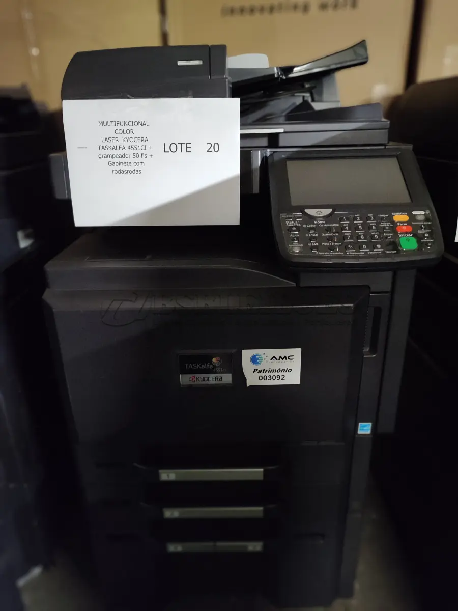 LOTE 020 - 02 MULTIFUNCIONAL COLOR LASER_KYOCERA TASKALFA 4551CI + GRAMPEADOR 50 FLS + GABINETE COM RODASRODAS (NO ESTADO)