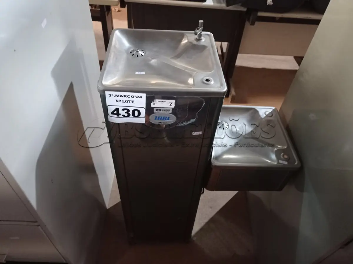LOTE 430 - 01 BEBEDOURO DE COLUNA EM INOX 220V. (NO ESTADO) ATENÇÃO! FAZER A VISITAÇÃO ANTES DE ARREMATAR, NÃO SABEMOS SE FUNCIONA. LEILÃO NÃO TEM GARANTIA E NEM DEVOLUÇÃO, SUJEITO A POSSÍVEIS AVARIAS VISÍVEIS/OCULTAS E/OU AUSÊNCIA DE COMPONENTES.