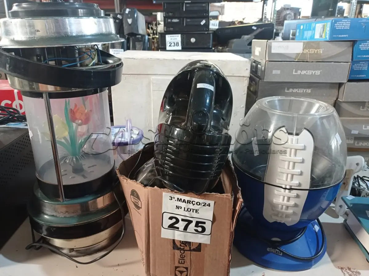 LOTE 275 - 01 MOTOR PARA REFRIGERAÇÃO E UTENSÍLIOS DIVERSOS. (NO ESTADO) ATENÇÃO! FAZER A VISITAÇÃO ANTES DE ARREMATAR, NÃO SABEMOS SE FUNCIONA. LEILÃO NÃO TEM GARANTIA E NEM DEVOLUÇÃO, SUJEITO A POSSÍVEIS AVARIAS VISÍVEIS/OCULTAS E/OU AUSÊNCIA DE COMPONENTES.
