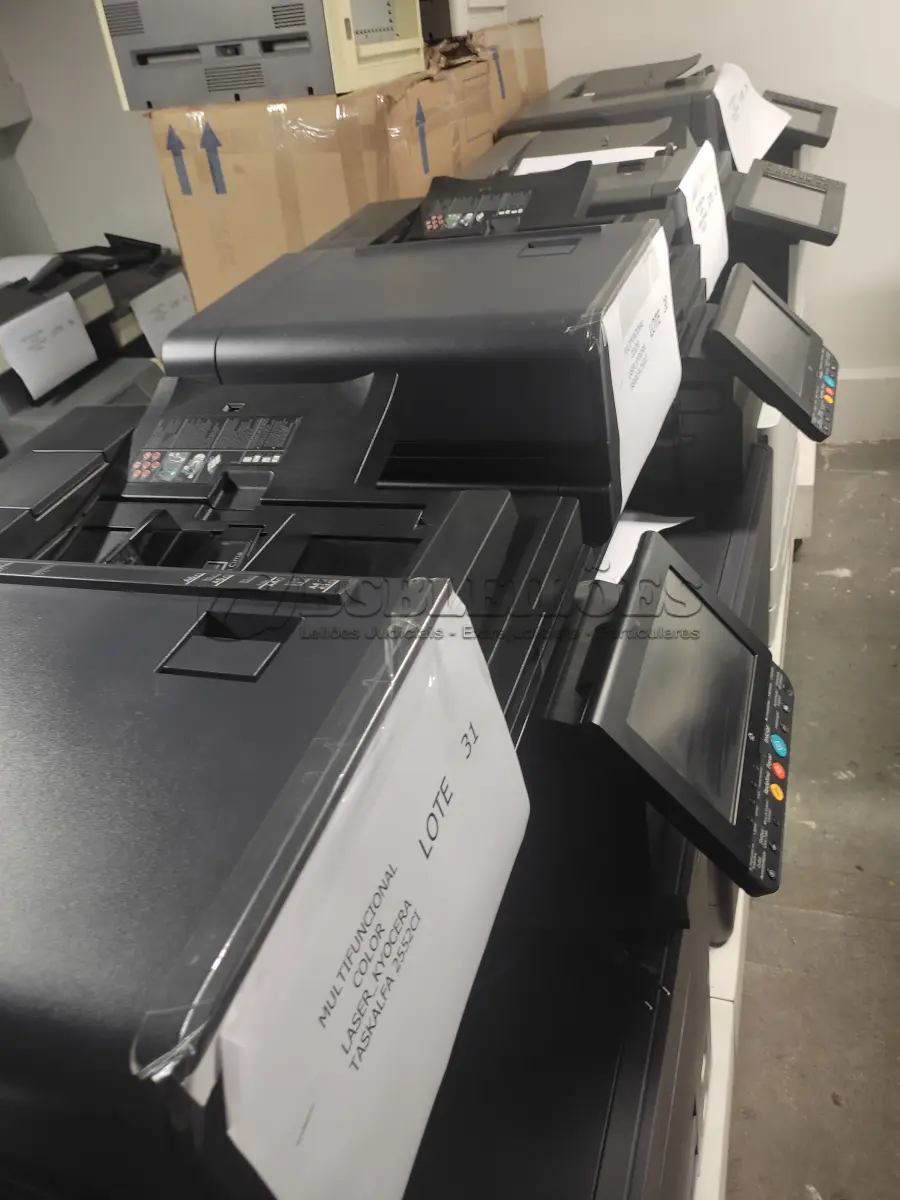 LOTE 031 - 01 MULTIFUNCIONAL COLOR LASER_KYOCERA TASKALFA 2552CI. (NO ESTADO)