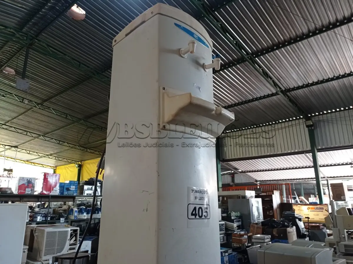 LOTE 405 - 01 BEBEDOURO PARA GARRAFÃO 220V. (NO ESTADO) ATENÇÃO! FAZER A VISITAÇÃO ANTES DE ARREMATAR, NÃO SABEMOS SE FUNCIONA. LEILÃO NÃO TEM GARANTIA E NEM DEVOLUÇÃO, SUJEITO A POSSÍVEIS AVARIAS VISÍVEIS/OCULTAS E/OU AUSÊNCIA DE COMPONENTES.